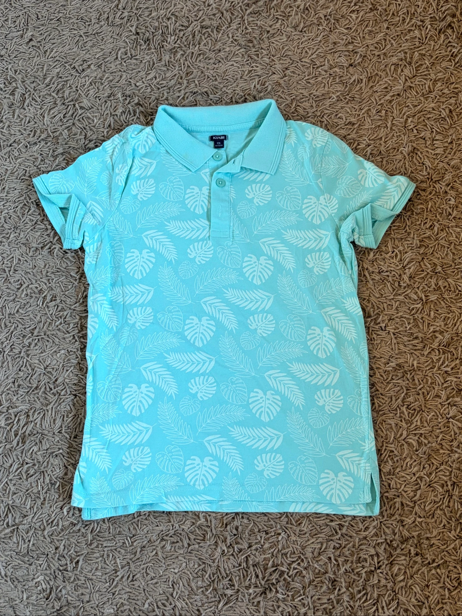 Bonito polo con estampado tropical 